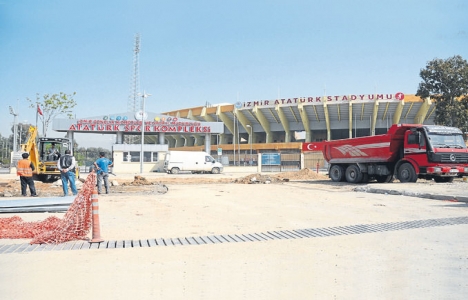 İzmir Atatürk Stadı'nın çevresindeki inşaatlar tehlike yaratıyor!