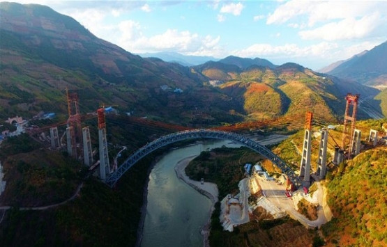 Çin dünyanın en büyük kemerli demiryolu köprüsünü inşa etti!