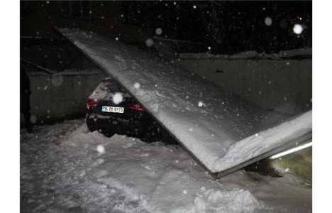 Bakırköy'de istinat duvarı çöktü!