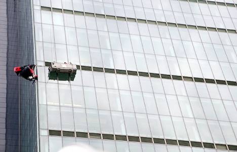 İstanbul Sapphire'de takılı kalan paraşütçü kurtarıldı!