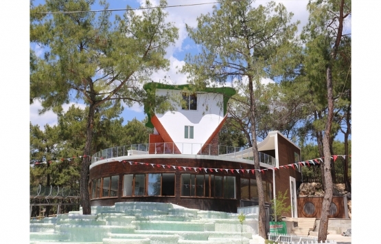 Antalya'da 360 derece dönebilen ters ev inşa edildi!