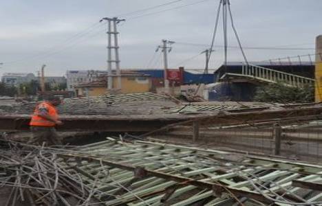 Gebze E-5 Karayolunda üstgeçit yıkıldı!