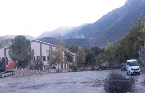 Manisa Edip Bayat İlkokulu yıkıldı!