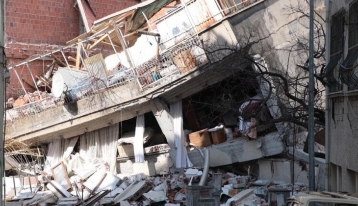 Depremin vurduğu ilde 120 yıllık konağı görenlerin feleği şaştı! Sokak yerle bir oldu ama o dimdik ayakta! 