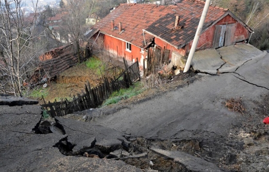 Trabzon'da başlayan heyelan evleri yıktı!
