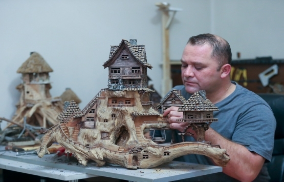 Beton mikseri operatörü, evinde ahşap ev yapıyor!