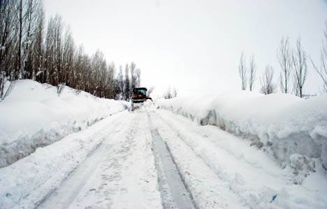 Kar köy yollarını kapattı!