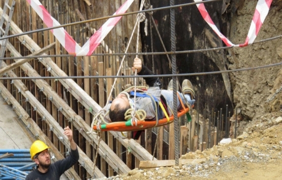 Kadıköy'de inşaatta üzerine demir profil düşen işçi yaralandı!