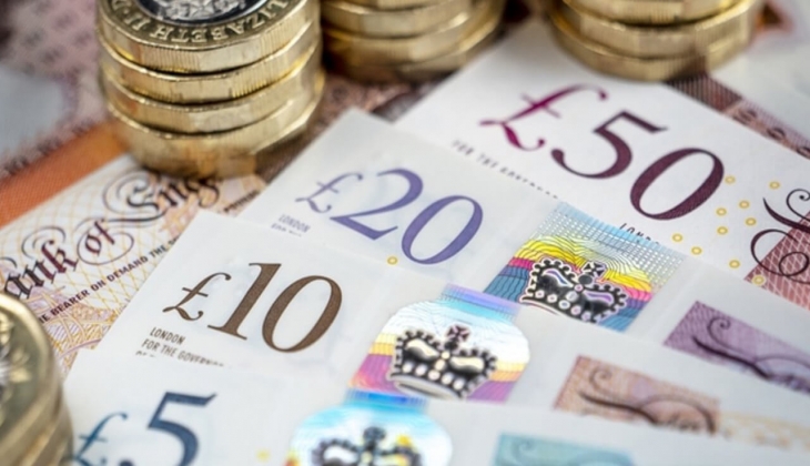 Sterlin dolar ve euroyu solladı geçti