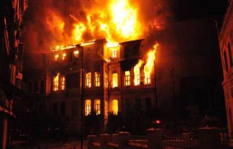 Sakarya'da 3 katlı bina yandı!