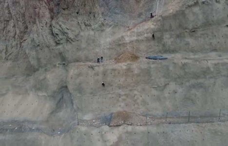 Yusufeli Barajı nın inşaatında profesyonel dağcılar çalışıyor!