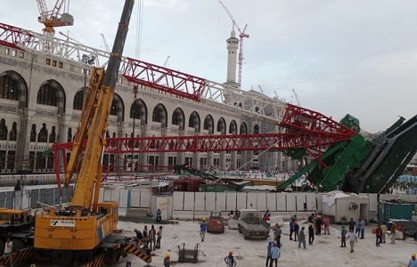 Mescid-i Haram’da vinç devrildi!