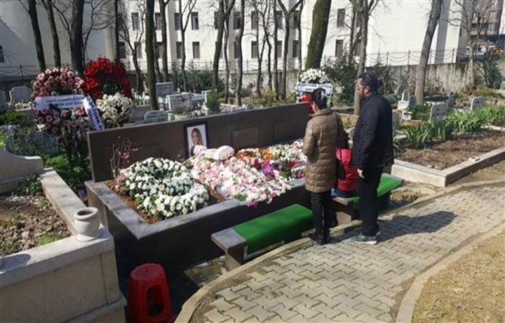 Mina Başaran ın nişanlısı Murat Gezer mezarlığa güller bıraktı!