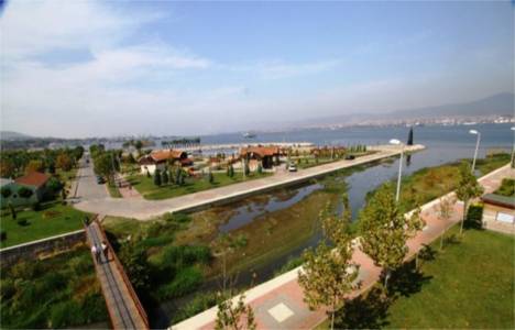 Kocaeli Belediyesi Gölcük’ün iki dev parkını modern bir köprüyle birleştirdi!