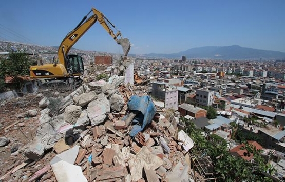 Bayraklı'daki riskli 6 bina yıkılıyor!