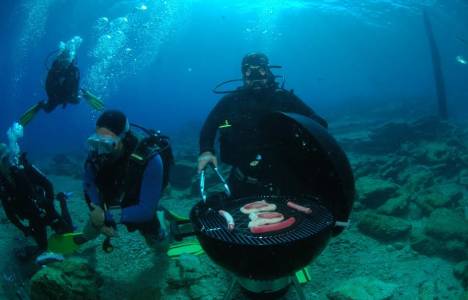 Weber Stephen ile barbekü keyfi deniz altına indi!
