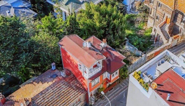 Kuzguncuk un simgelerinden 100 yıllık turuncu köşk 28 milyon 250 bin TL ye satılıyor!