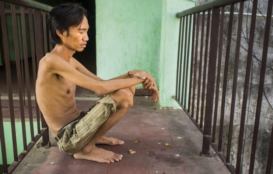 Kamboçya da eski binada kendi devletlerini kurdular!