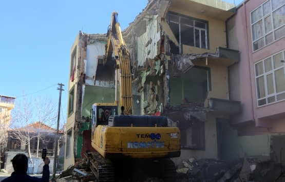 Büyükçekmece de 4 bina yıkıldı!