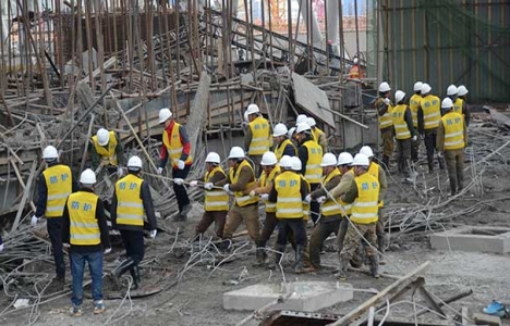 Çin'de inşaat iskelesi çöktü!