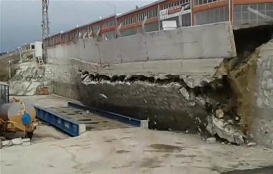 Çorum'da küçük sanayi sitesinin istinat duvarı çöktü!