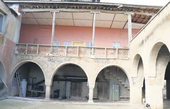 Elazığ’daki depremde ayakta kalan 700 yıllık tarihi konak!