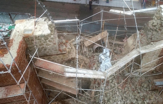 İzmit'te cami inşaatında duvar çöktü!