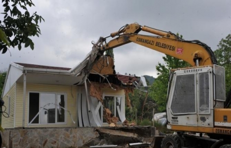 Bursa Osmangazi'de kaçak 1 villa ve 2 prefabrik ev yıkıldı!