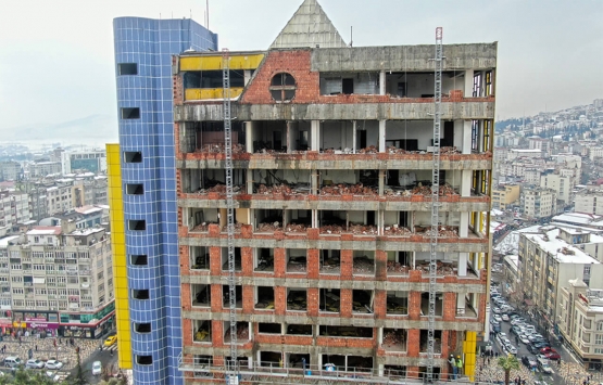 Dünyanın en saçma binası yıkılıyor!