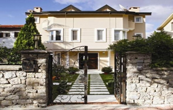 Demet Şener Etiler’deki evini boşalttı!