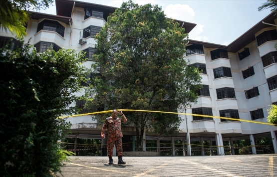 Malezya'da apartmanın zemini kaydı! Bina tahliye edildi!