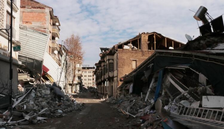 Depremin vurduğu ilde 120 yıllık konağı görenlerin feleği şaştı! Sokak yerle bir oldu ama o dimdik ayakta!