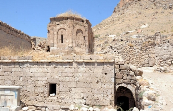 Kayseri'de definecilerin tahrip ettiği kilisede yıkılma tehlikesi!