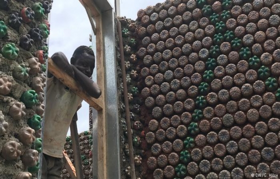 Nijerya da pet şişelerden konforlu evler inşa ediliyor!