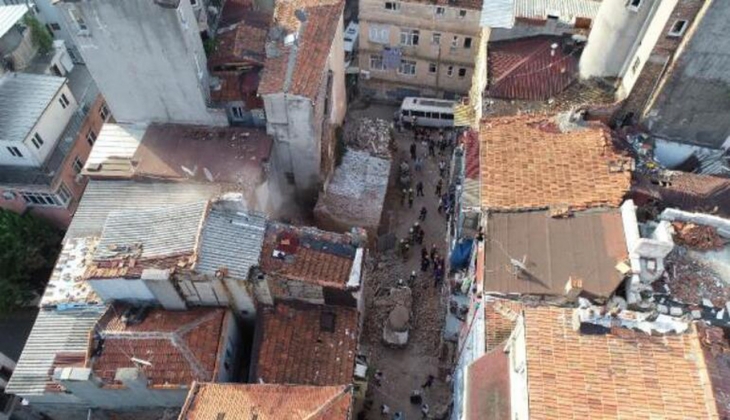 Beyoğlu’nda pazar sabahı depremi! Beyoğlu nda dört katlı metruk binanın duvarı çöktü