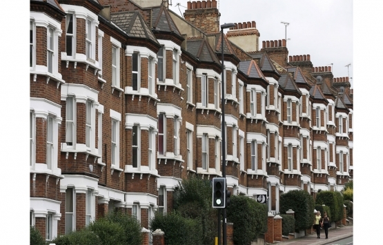 İngiltere'de 82 milyar sterlin değerindeki 373 bin konutun satışı durdu!