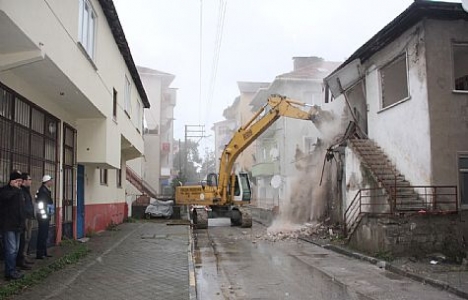 Gölcük'teki metruk binalar yıkılıyor!