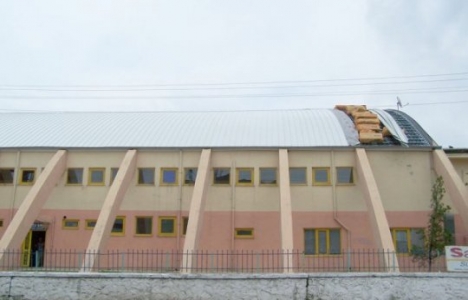 Atatürk Spor Salonu'nun çatısı onarıldı!