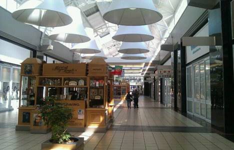 Güney Afrika'da bir alışveriş merkezinin çatısı çöktü!