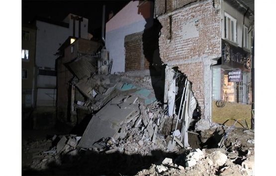 Uşak ta iki katlı bina çöktü!