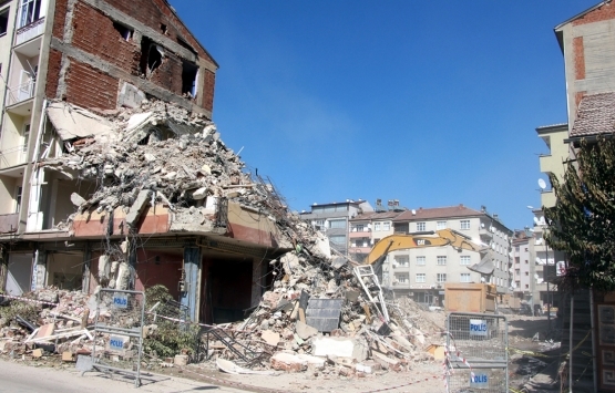 Elazığ da ağır hasar gören bin 159 bina yıkıldı!