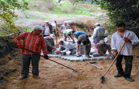  Aydın Koçarlı'da vatandaş bozuk yolları onarıyor!