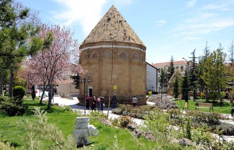 Niğde'deki 7 asırlık türbe restore edildi!