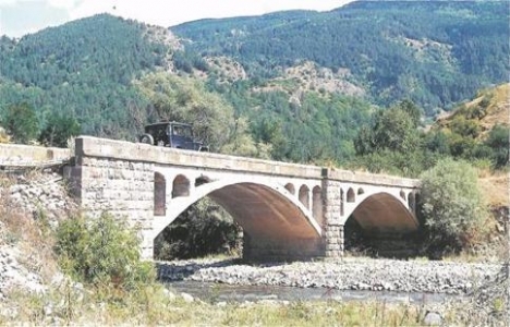 Ardahan Tarihi Köprü'de çalışmalar devam ediyor!