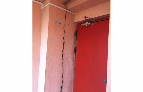 İzmir Dr. Suat Seren Hastanesi ndeki çatlaklar korkutuyor!