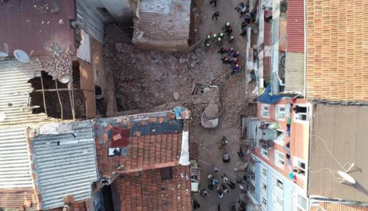 Beyoğlu’nda pazar sabahı depremi! Beyoğlu'nda dört katlı metruk binanın duvarı çöktü