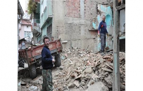 Afyon Sandıklı'da hasarlı evler yıkılıyor!