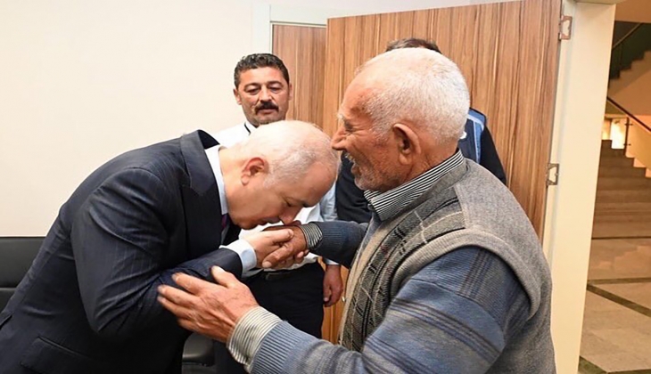 Zabıtanın sarımsak tezgahına el koyduğu yaşlı adamın gözyaşları Twitter da gündem oldu