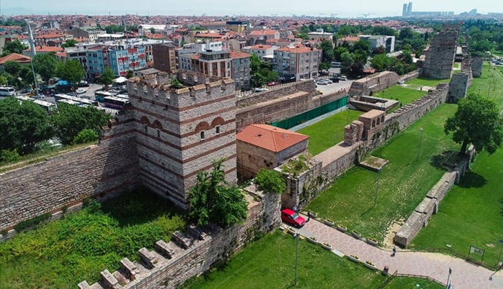 İstanbul'un surlarında büyük tehlike! Surlardaki derin çatlaklar korku yaratıyor!