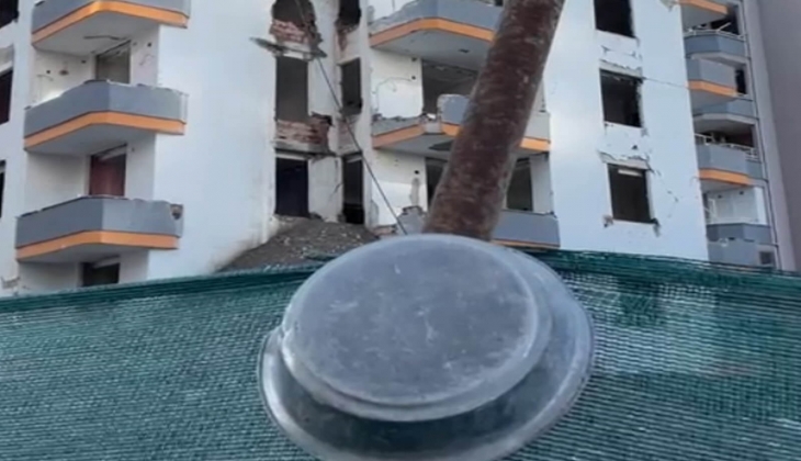 Depremde ağır hasar alan binanın hatılından öyle bir şey çıktı ki... Görenler inşaat işçilerini suçladı!